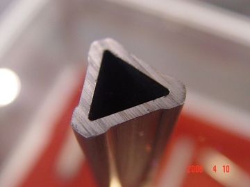 Ein guter Preis. Kundenspezifisches mechanisches Rohr-nahtloses Dreieck-Stahlrohre ST35 ST37 ST44 des legierten Stahls Online